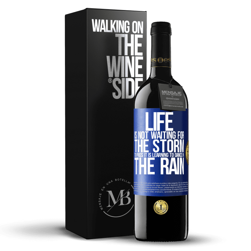 24,95 € Free Shipping | Red Wine RED Edition Crianza 6 Months Life is not waiting for the storm to pass. It is learning to dance in the rain Blue Label. Customizable label Aging in oak barrels 6 Months Harvest 2019 Tempranillo