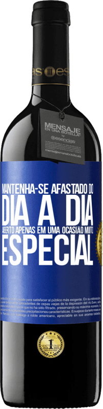 Envio grátis | Vinho tinto Edição RED MBE Reserva Mantenha-se afastado do dia a dia. Aberto apenas em uma ocasião muito especial Etiqueta Azul. Etiqueta personalizável Reserva 12 Meses Colheita 2014 Tempranillo