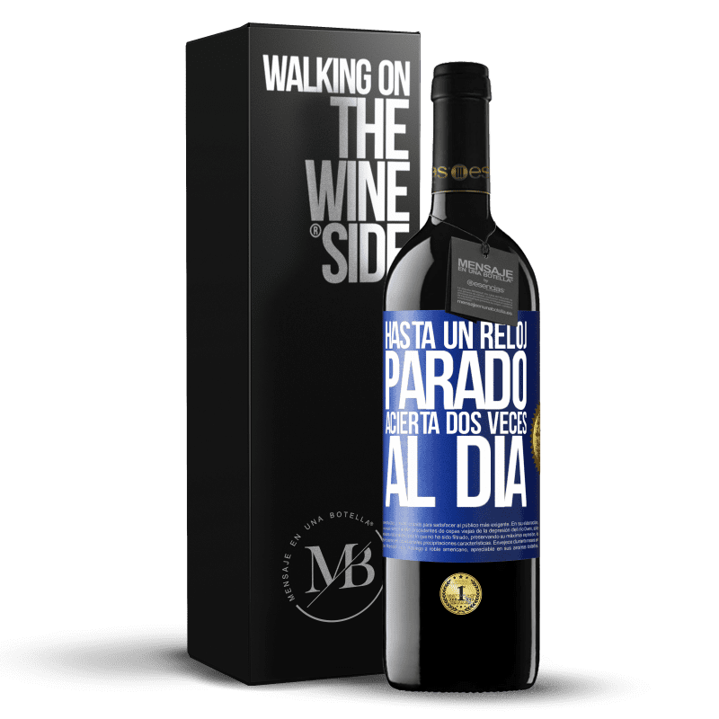 39,95 € Envío gratis | Vino Tinto Edición RED MBE Reserva Hasta un reloj parado acierta dos veces al día Etiqueta Azul. Etiqueta personalizable Reserva 12 Meses Cosecha 2015 Tempranillo