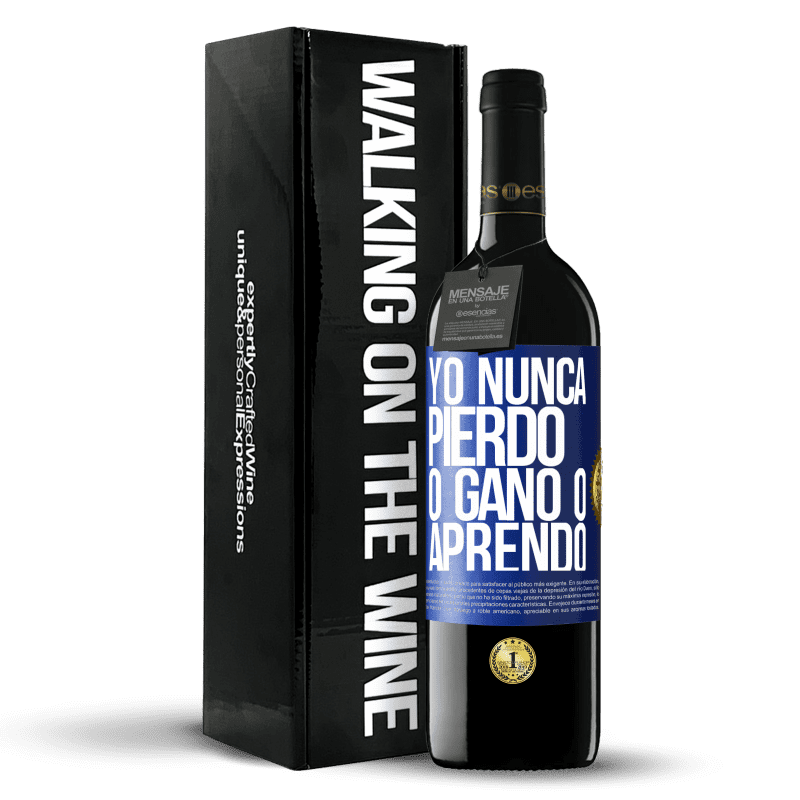 39,95 € Envío gratis | Vino Tinto Edición RED MBE Reserva Yo nunca pierdo. O gano o aprendo Etiqueta Azul. Etiqueta personalizable Reserva 12 Meses Cosecha 2015 Tempranillo