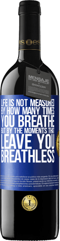 39,95 € 免费送货 | 红酒 RED版 MBE 预订 生活不是通过呼吸的时间来衡量的，而是通过让您喘不过气来的时刻来衡量的 蓝色标签. 可自定义的标签 预订 12 个月 收成 2014 Tempranillo