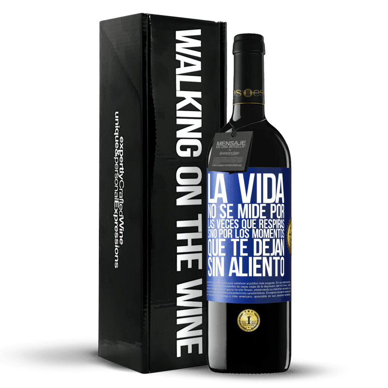 39,95 € Envío gratis | Vino Tinto Edición RED MBE Reserva La vida no se mide por las veces que respiras sino por los momentos que te dejan sin aliento Etiqueta Azul. Etiqueta personalizable Reserva 12 Meses Cosecha 2015 Tempranillo