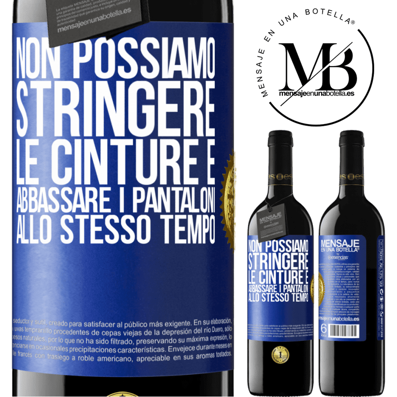 39,95 € Spedizione Gratuita | Vino rosso Edizione RED MBE Riserva Non possiamo stringere le cinture e abbassare i pantaloni allo stesso tempo Etichetta Blu. Etichetta personalizzabile Riserva 12 Mesi Raccogliere 2015 Tempranillo