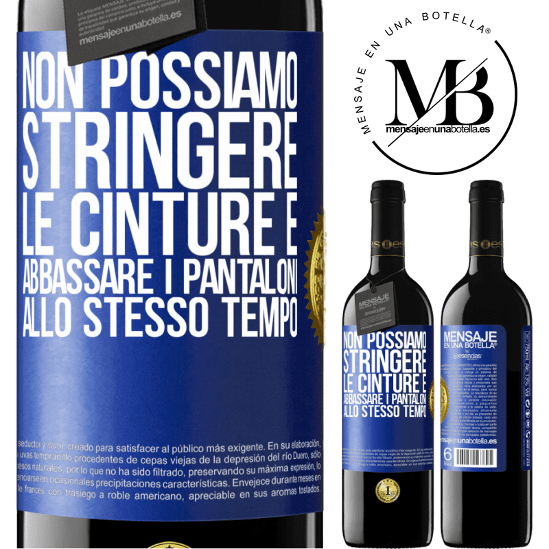 39,95 € Spedizione Gratuita | Vino rosso Edizione RED MBE Riserva Non possiamo stringere le cinture e abbassare i pantaloni allo stesso tempo Etichetta Blu. Etichetta personalizzabile Riserva 12 Mesi Raccogliere 2016 Tempranillo
