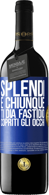 39,95 € Spedizione Gratuita | Vino rosso Edizione RED MBE Riserva Splendi e chiunque ti dia fastidio, copriti gli occhi Etichetta Blu. Etichetta personalizzabile Riserva 12 Mesi Raccogliere 2016 Tempranillo