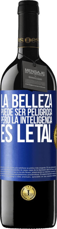 39,95 € Envío gratis | Vino Tinto Edición RED MBE Reserva La belleza puede ser peligrosa, pero la inteligencia es letal Etiqueta Azul. Etiqueta personalizable Reserva 12 Meses Cosecha 2015 Tempranillo