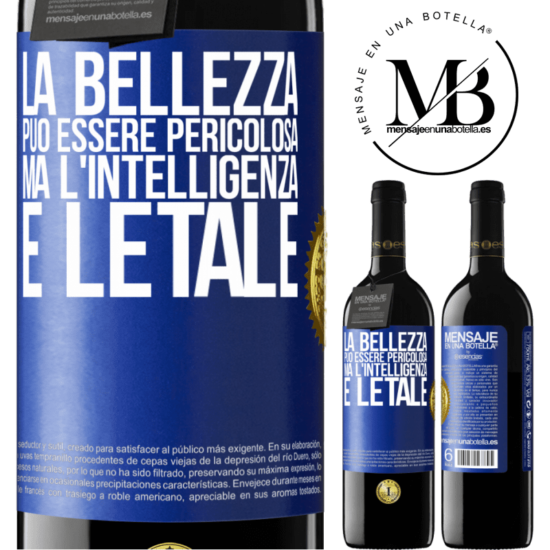 39,95 € Spedizione Gratuita | Vino rosso Edizione RED MBE Riserva La bellezza può essere pericolosa, ma l'intelligenza è letale Etichetta Blu. Etichetta personalizzabile Riserva 12 Mesi Raccogliere 2015 Tempranillo