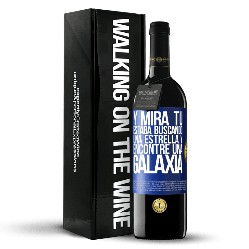 39,95 € Envío gratis | Vino Tinto Edición RED MBE Reserva Y mira tú, estaba buscando una estrella y encontré una galaxia Etiqueta Azul. Etiqueta personalizable Reserva 12 Meses Cosecha 2015 Tempranillo