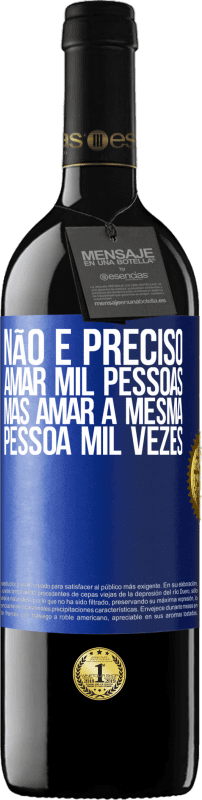 39,95 € | Vinho tinto Edição RED MBE Reserva Não é preciso amar mil pessoas, mas amar a mesma pessoa mil vezes Etiqueta Azul. Etiqueta personalizável Reserva 12 Meses Colheita 2014 Tempranillo