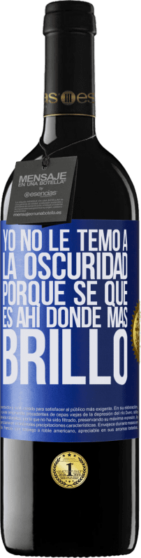 39,95 € Envío gratis | Vino Tinto Edición RED MBE Reserva Yo no le temo a la oscuridad, porque sé que es ahí donde más brillo Etiqueta Azul. Etiqueta personalizable Reserva 12 Meses Cosecha 2016 Tempranillo