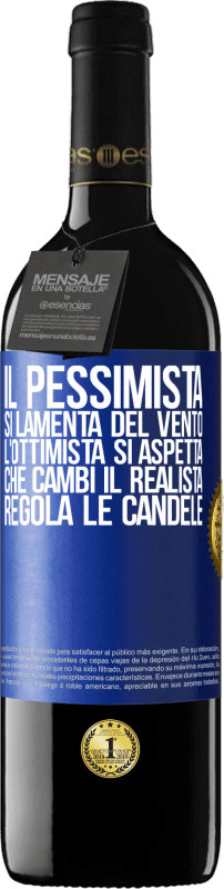 39,95 € Spedizione Gratuita | Vino rosso Edizione RED MBE Riserva Il pessimista si lamenta del vento l'ottimista si aspetta che cambi il realista regola le candele Etichetta Blu. Etichetta personalizzabile Riserva 12 Mesi Raccogliere 2016 Tempranillo