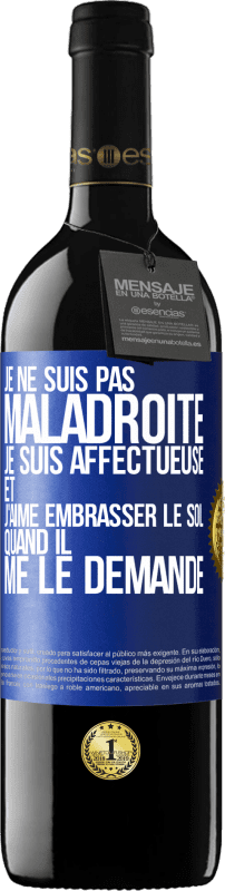 «Je ne suis pas maladroite, je suis affectueuse et j'aime embrasser le sol quand il me le demande» Édition RED MBE Réserve