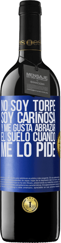 «No soy torpe, soy cariñosa, y me gusta abrazar el suelo cuando me lo pide» Edición RED MBE Reserva