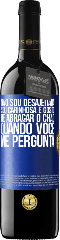 39,95 € | Vinho tinto Edição RED MBE Reserva Não sou desajeitada, sou carinhosa e gosto de abraçar o chão quando você me pergunta Etiqueta Azul. Etiqueta personalizável Reserva 12 Meses Colheita 2015 Tempranillo