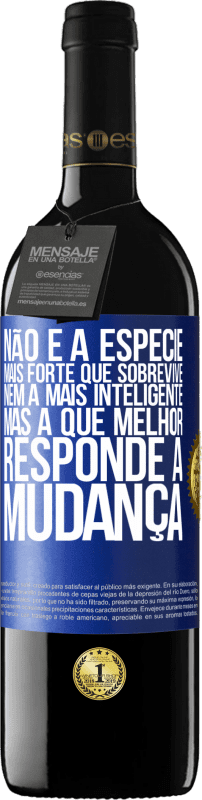 39,95 € | Vinho tinto Edição RED MBE Reserva Não é a espécie mais forte que sobrevive, nem a mais inteligente, mas a que melhor responde à mudança Etiqueta Azul. Etiqueta personalizável Reserva 12 Meses Colheita 2015 Tempranillo