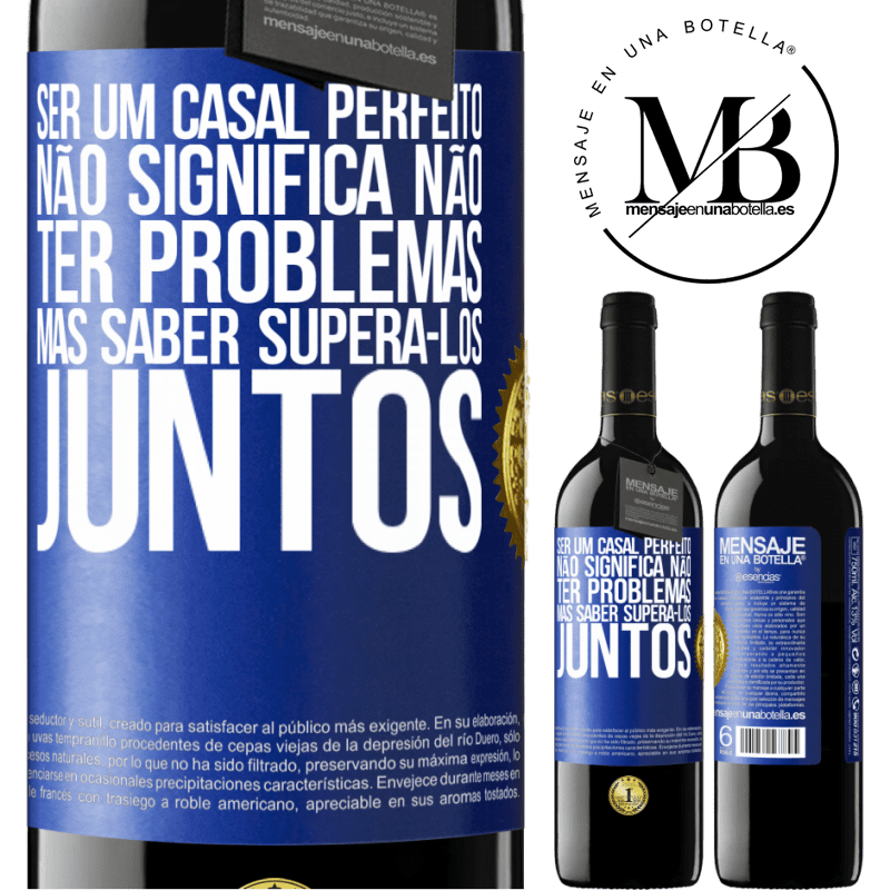 39,95 € Envio grátis | Vinho tinto Edição RED MBE Reserva Ser um casal perfeito não significa não ter problemas, mas saber superá-los juntos Etiqueta Azul. Etiqueta personalizável Reserva 12 Meses Colheita 2015 Tempranillo