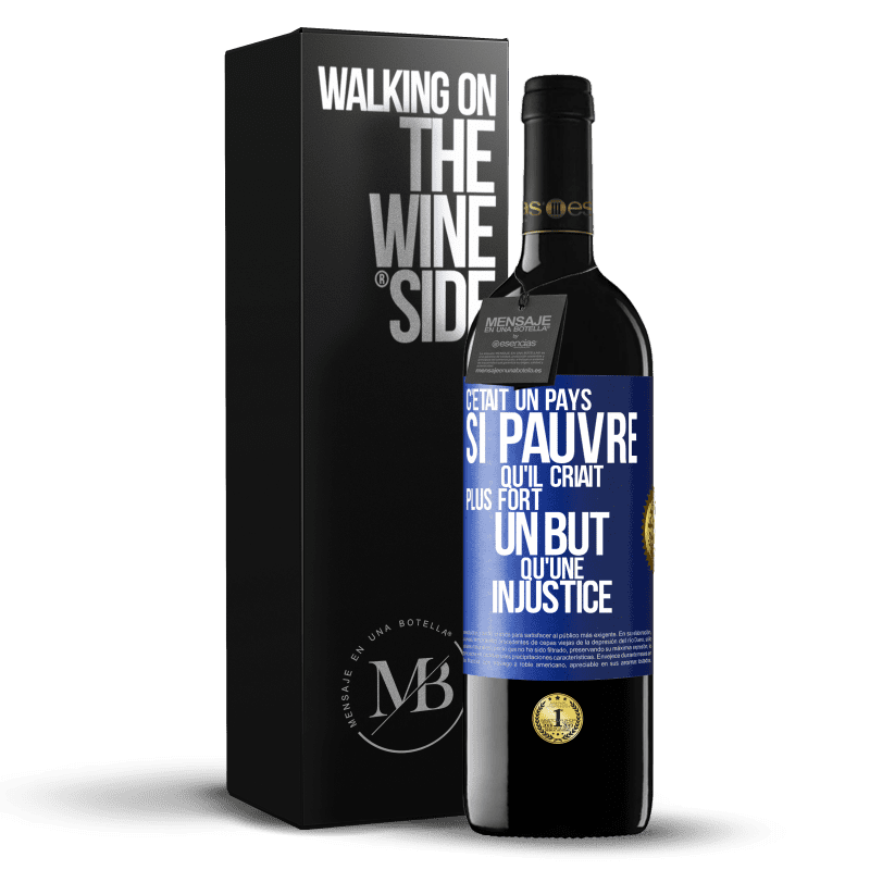 39,95 € Envoi gratuit | Vin rouge Édition RED MBE Réserve C'était un pays si pauvre qu'il criait plus fort un but qu'une injustice Étiquette Bleue. Étiquette personnalisable Réserve 12 Mois Récolte 2015 Tempranillo