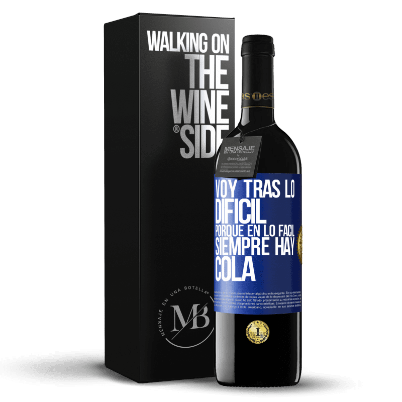 39,95 € Envío gratis | Vino Tinto Edición RED MBE Reserva Voy tras lo difícil, porque en la lo fácil siempre hay cola Etiqueta Azul. Etiqueta personalizable Reserva 12 Meses Cosecha 2015 Tempranillo