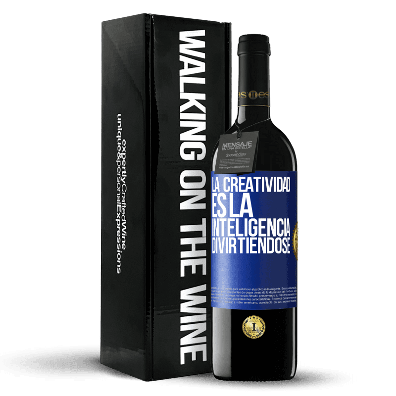 39,95 € Envío gratis | Vino Tinto Edición RED MBE Reserva La creatividad es la inteligencia divirtiéndose Etiqueta Azul. Etiqueta personalizable Reserva 12 Meses Cosecha 2016 Tempranillo