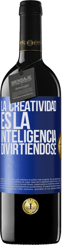 39,95 € Envío gratis | Vino Tinto Edición RED MBE Reserva La creatividad es la inteligencia divirtiéndose Etiqueta Azul. Etiqueta personalizable Reserva 12 Meses Cosecha 2016 Tempranillo