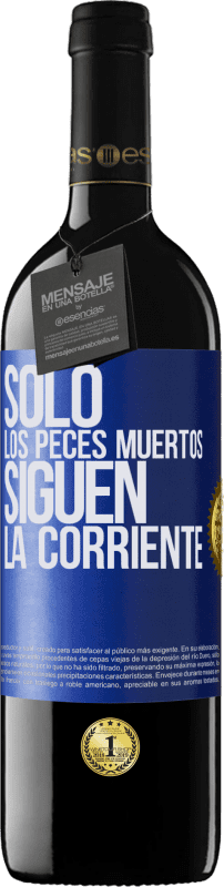 39,95 € Envío gratis | Vino Tinto Edición RED MBE Reserva Sólo los peces muertos siguen la corriente Etiqueta Azul. Etiqueta personalizable Reserva 12 Meses Cosecha 2015 Tempranillo