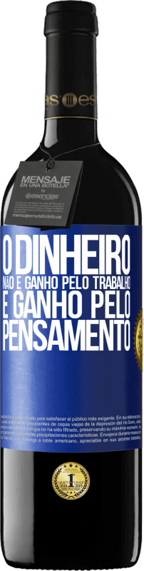 39,95 € | Vinho tinto Edição RED MBE Reserva O dinheiro não é ganho pelo trabalho, é ganho pelo pensamento Etiqueta Azul. Etiqueta personalizável Reserva 12 Meses Colheita 2015 Tempranillo