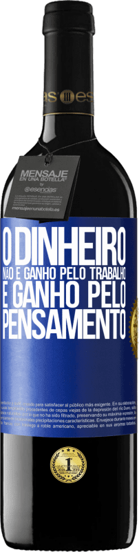 39,95 € Envio grátis | Vinho tinto Edição RED MBE Reserva O dinheiro não é ganho pelo trabalho, é ganho pelo pensamento Etiqueta Azul. Etiqueta personalizável Reserva 12 Meses Colheita 2016 Tempranillo