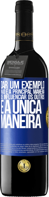 39,95 € | Vinho tinto Edição RED MBE Reserva Dar um exemplo não é a principal maneira de influenciar os outros é a única maneira Etiqueta Azul. Etiqueta personalizável Reserva 12 Meses Colheita 2016 Tempranillo