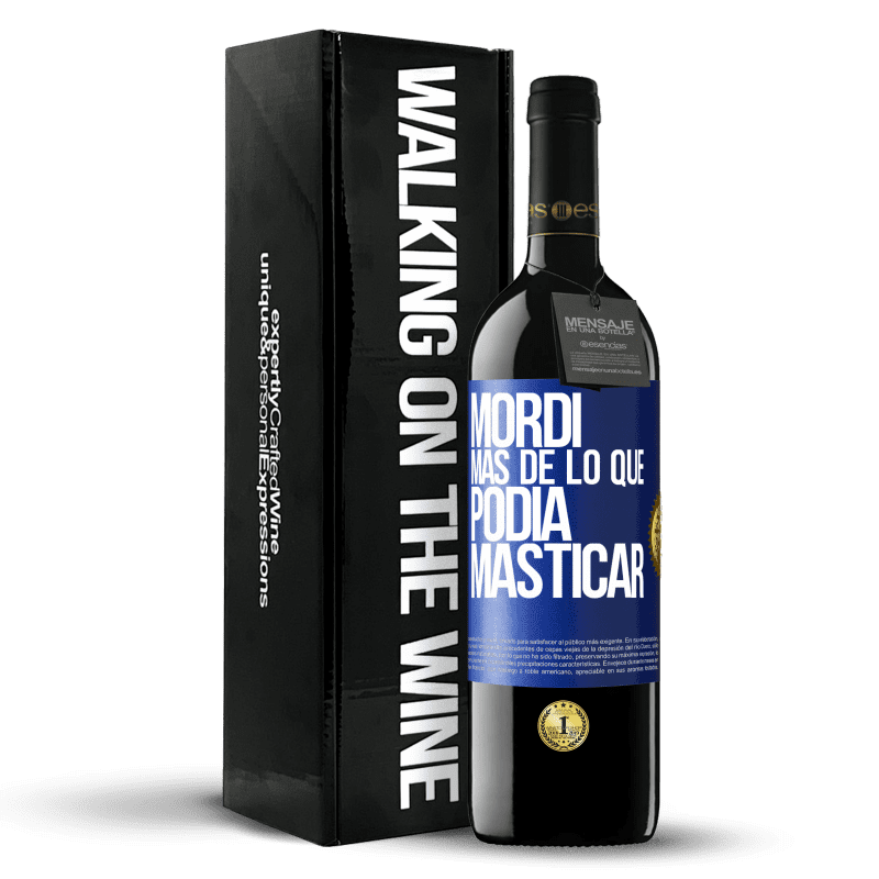 39,95 € Envío gratis | Vino Tinto Edición RED MBE Reserva Mordí más de lo que podía masticar Etiqueta Azul. Etiqueta personalizable Reserva 12 Meses Cosecha 2015 Tempranillo