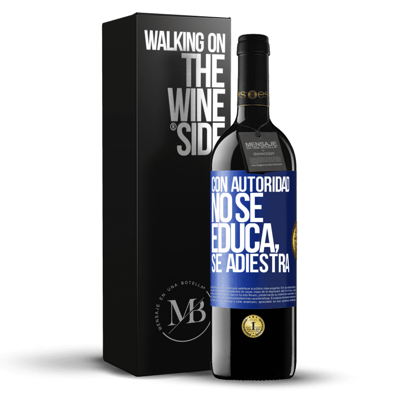39,95 € Envío gratis | Vino Tinto Edición RED MBE Reserva Con autoridad no se educa, se adiestra Etiqueta Azul. Etiqueta personalizable Reserva 12 Meses Cosecha 2016 Tempranillo