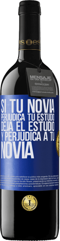 39,95 € | Vino Tinto Edición RED MBE Reserva Si tu novia perjudica tu estudio, deja el estudio y perjudica a tu novia Etiqueta Azul. Etiqueta personalizable Reserva 12 Meses Cosecha 2015 Tempranillo