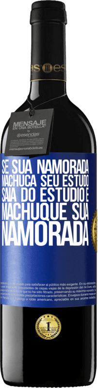 39,95 € | Vinho tinto Edição RED MBE Reserva Se sua namorada machuca seu estudo, saia do estúdio e machuque sua namorada Etiqueta Azul. Etiqueta personalizável Reserva 12 Meses Colheita 2015 Tempranillo