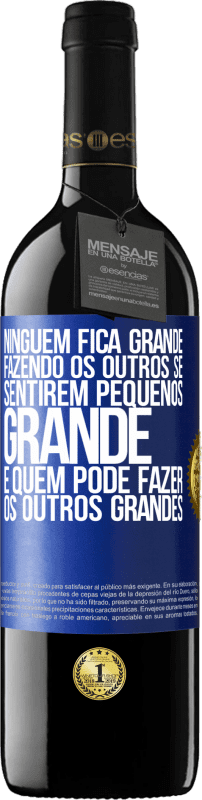 39,95 € | Vinho tinto Edição RED MBE Reserva Ninguém fica grande fazendo os outros se sentirem pequenos. Grande é quem pode fazer os outros grandes Etiqueta Azul. Etiqueta personalizável Reserva 12 Meses Colheita 2015 Tempranillo