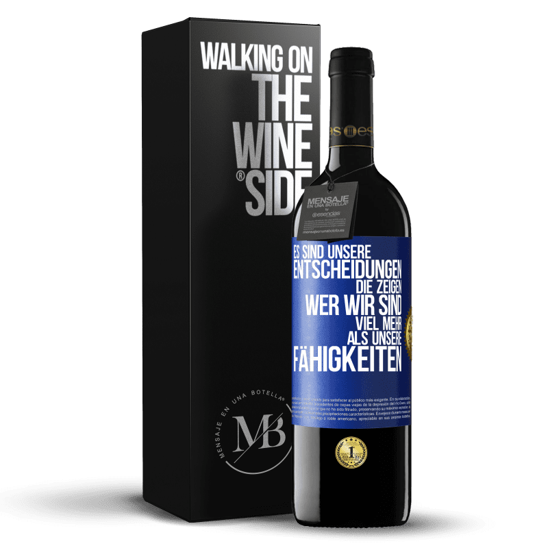 39,95 € Kostenloser Versand | Rotwein RED Ausgabe MBE Reserve Es sind unsere Entscheidungen die zeigen, wer wir sind, viel mehr als unsere Fähigkeiten Blaue Markierung. Anpassbares Etikett Reserve 12 Monate Ernte 2016 Tempranillo