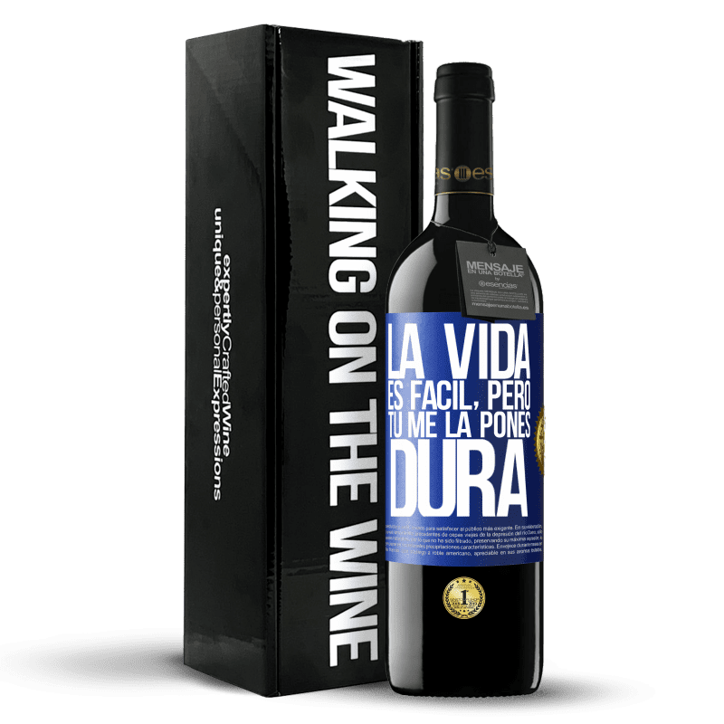 39,95 € Envío gratis | Vino Tinto Edición RED MBE Reserva La vida es fácil, pero tú me la pones dura Etiqueta Azul. Etiqueta personalizable Reserva 12 Meses Cosecha 2015 Tempranillo