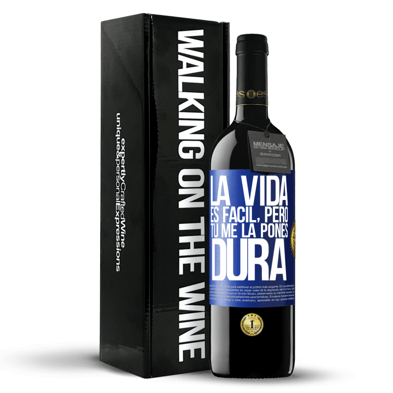 39,95 € Envío gratis | Vino Tinto Edición RED MBE Reserva La vida es fácil, pero tú me la pones dura Etiqueta Azul. Etiqueta personalizable Reserva 12 Meses Cosecha 2016 Tempranillo