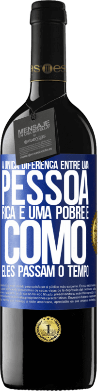 39,95 € Envio grátis | Vinho tinto Edição RED MBE Reserva A única diferença entre uma pessoa rica e uma pobre é como eles passam o tempo Etiqueta Azul. Etiqueta personalizável Reserva 12 Meses Colheita 2015 Tempranillo