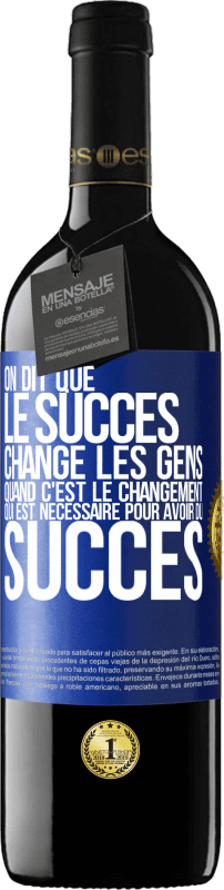 39,95 € | Vin rouge Édition RED MBE Réserve On dit que le succès change les gens quand c'est le changement qui est nécessaire pour avoir du succès Étiquette Bleue. Étiquette personnalisable Réserve 12 Mois Récolte 2015 Tempranillo