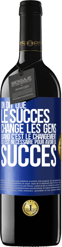 39,95 € Envoi gratuit | Vin rouge Édition RED MBE Réserve On dit que le succès change les gens quand c'est le changement qui est nécessaire pour avoir du succès Étiquette Bleue. Étiquette personnalisable Réserve 12 Mois Récolte 2016 Tempranillo