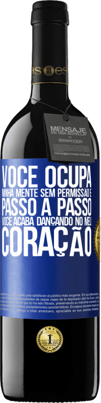 39,95 € | Vinho tinto Edição RED MBE Reserva Você ocupa minha mente sem permissão e passo a passo, você acaba dançando no meu coração Etiqueta Azul. Etiqueta personalizável Reserva 12 Meses Colheita 2015 Tempranillo