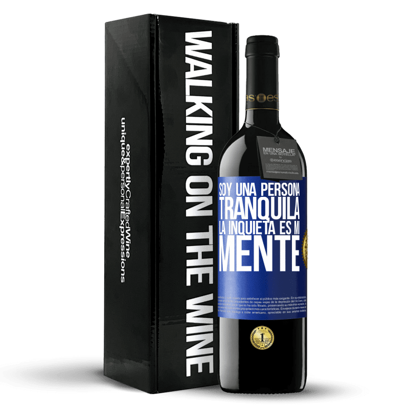 39,95 € Envío gratis | Vino Tinto Edición RED MBE Reserva Soy una persona tranquila, la inquieta es mi mente Etiqueta Azul. Etiqueta personalizable Reserva 12 Meses Cosecha 2015 Tempranillo