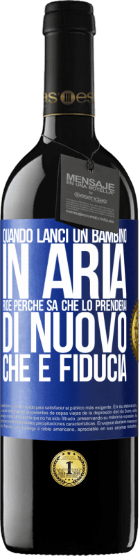 39,95 € | Vino rosso Edizione RED MBE Riserva Quando lanci un bambino in aria, ride perché sa che lo prenderai di nuovo. CHE È FIDUCIA Etichetta Blu. Etichetta personalizzabile Riserva 12 Mesi Raccogliere 2015 Tempranillo