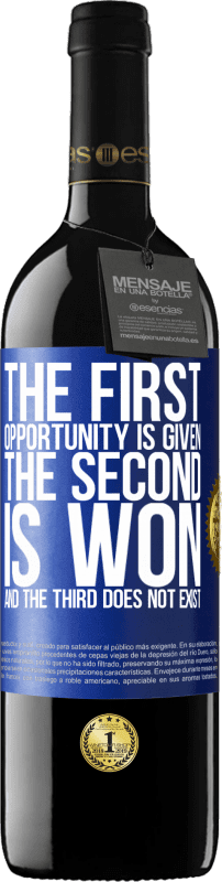 39,95 € Бесплатная доставка | Красное вино Издание RED MBE Бронировать Первая возможность предоставляется, вторая выиграна, а третья не существует Синяя метка. Настраиваемая этикетка Бронировать 12 Месяцы Урожай 2016 Tempranillo