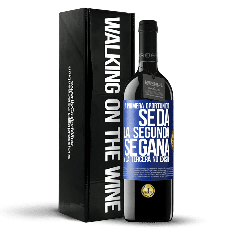 39,95 € Envío gratis | Vino Tinto Edición RED MBE Reserva La primera oportunidad se da, la segunda se gana, y la tercera no existe Etiqueta Azul. Etiqueta personalizable Reserva 12 Meses Cosecha 2015 Tempranillo