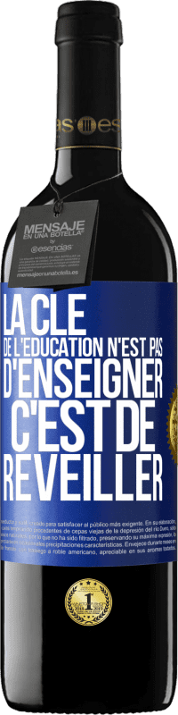 Envoi gratuit | Vin rouge Édition RED MBE Réserve La clé de l'éducation n'est pas d'enseigner c'est de réveiller Étiquette Bleue. Étiquette personnalisable Réserve 12 Mois Récolte 2014 Tempranillo