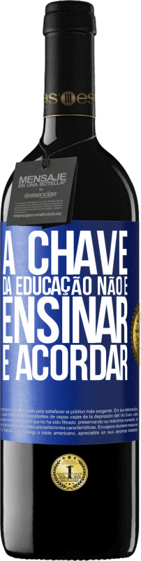 39,95 € | Vinho tinto Edição RED MBE Reserva A chave da educação não é ensinar, é acordar Etiqueta Azul. Etiqueta personalizável Reserva 12 Meses Colheita 2015 Tempranillo