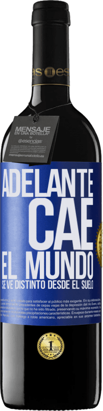 39,95 € Envío gratis | Vino Tinto Edición RED MBE Reserva Adelante. Cae. El mundo se ve distinto desde el suelo Etiqueta Azul. Etiqueta personalizable Reserva 12 Meses Cosecha 2016 Tempranillo