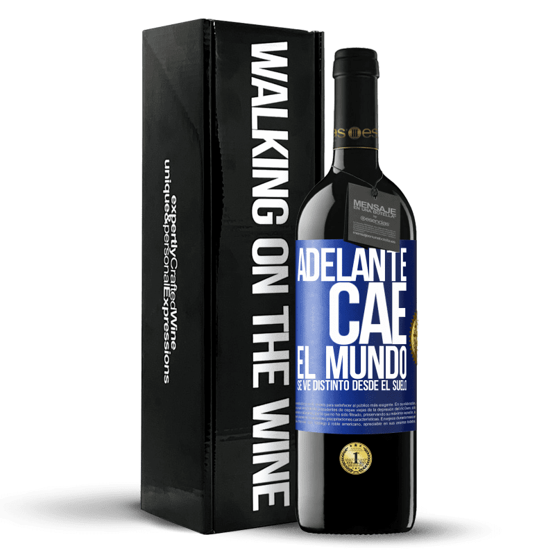 39,95 € Envío gratis | Vino Tinto Edición RED MBE Reserva Adelante. Cae. El mundo se ve distinto desde el suelo Etiqueta Azul. Etiqueta personalizable Reserva 12 Meses Cosecha 2016 Tempranillo