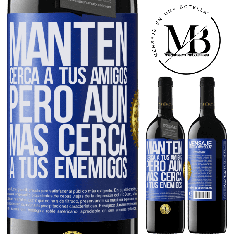 39,95 € Envío gratis | Vino Tinto Edición RED MBE Reserva Mantén cerca a tus amigos, pero aún más cerca a tus enemigos Etiqueta Azul. Etiqueta personalizable Reserva 12 Meses Cosecha 2014 Tempranillo