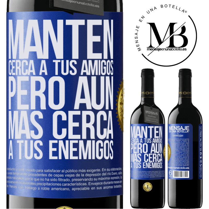 39,95 € Envío gratis | Vino Tinto Edición RED MBE Reserva Mantén cerca a tus amigos, pero aún más cerca a tus enemigos Etiqueta Azul. Etiqueta personalizable Reserva 12 Meses Cosecha 2016 Tempranillo